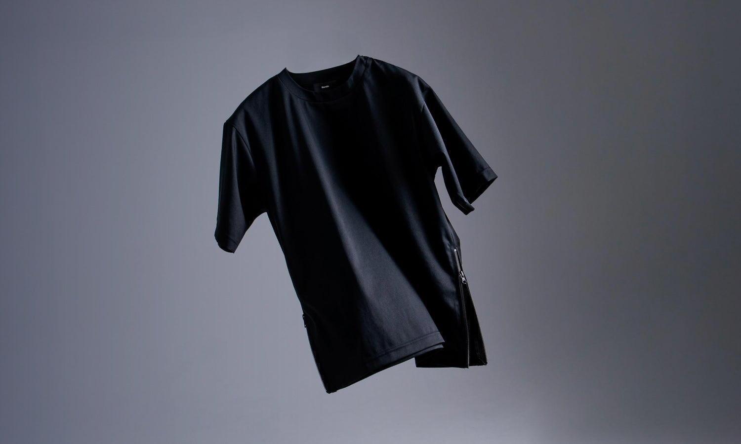 Macqloの黒Tシャツ ― 高機能素材で選ぶ、大人の一枚