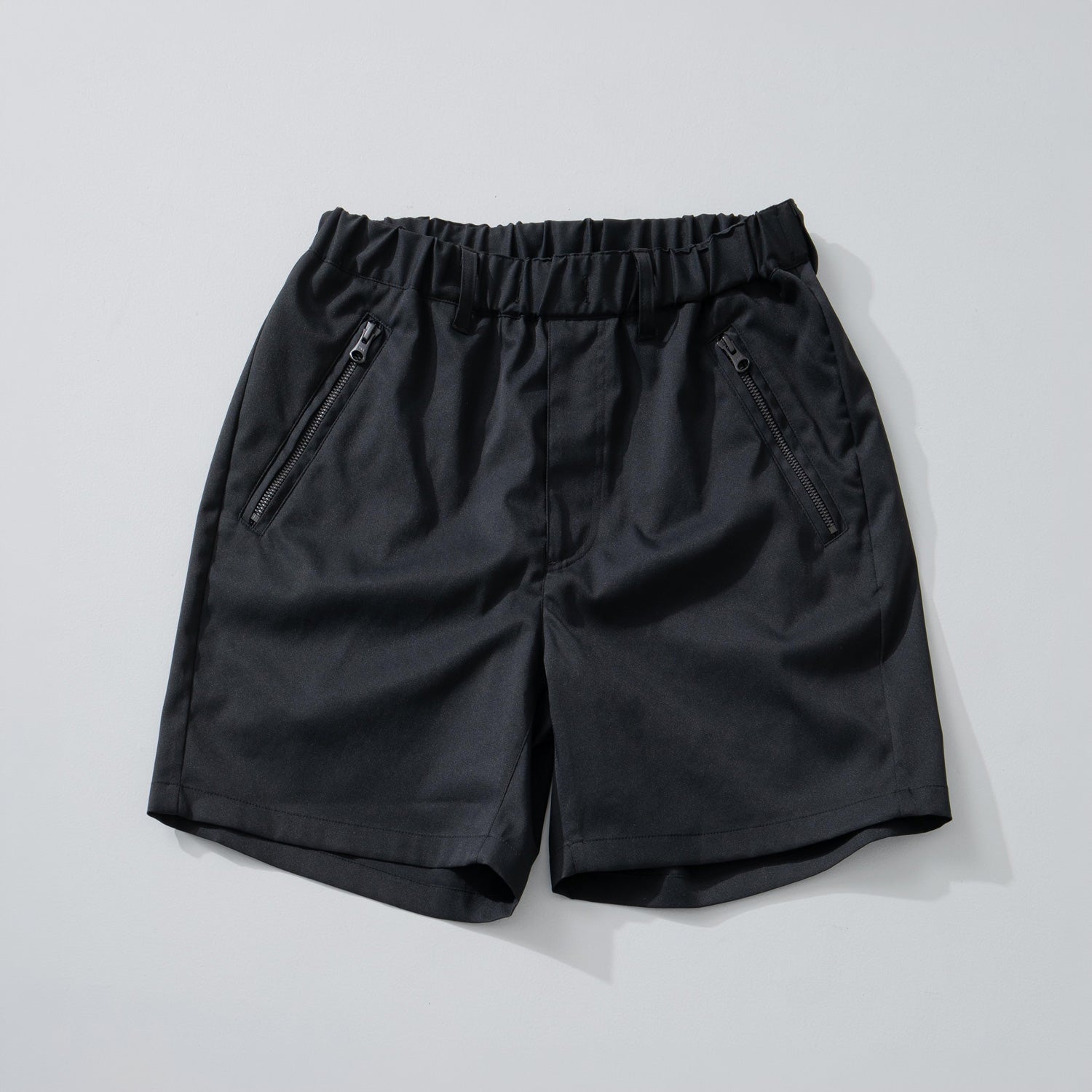Macqloの黒ショートパンツ ― 高機能素材で選ぶ、大人の一本｜メンズ