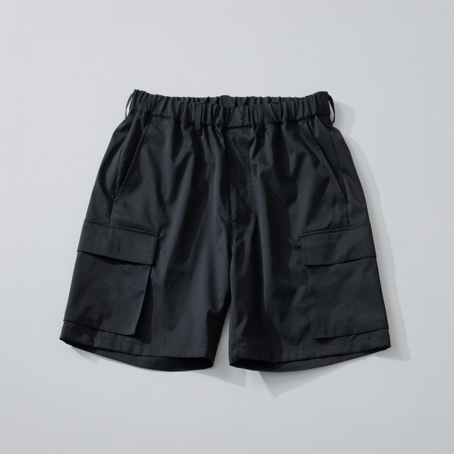 Macqloの黒ショートパンツ ― 高機能素材で選ぶ、大人の一本｜メンズ