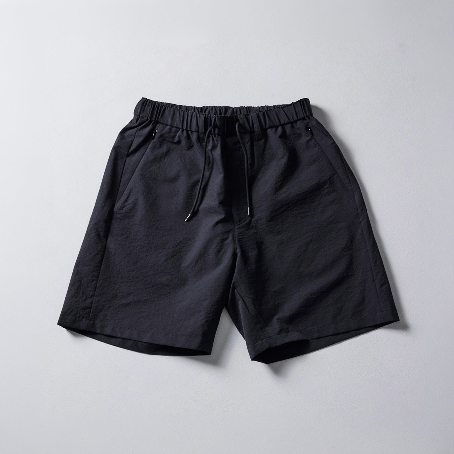 Macqloの黒ショートパンツ ― 高機能素材で選ぶ、大人の一本｜メンズ