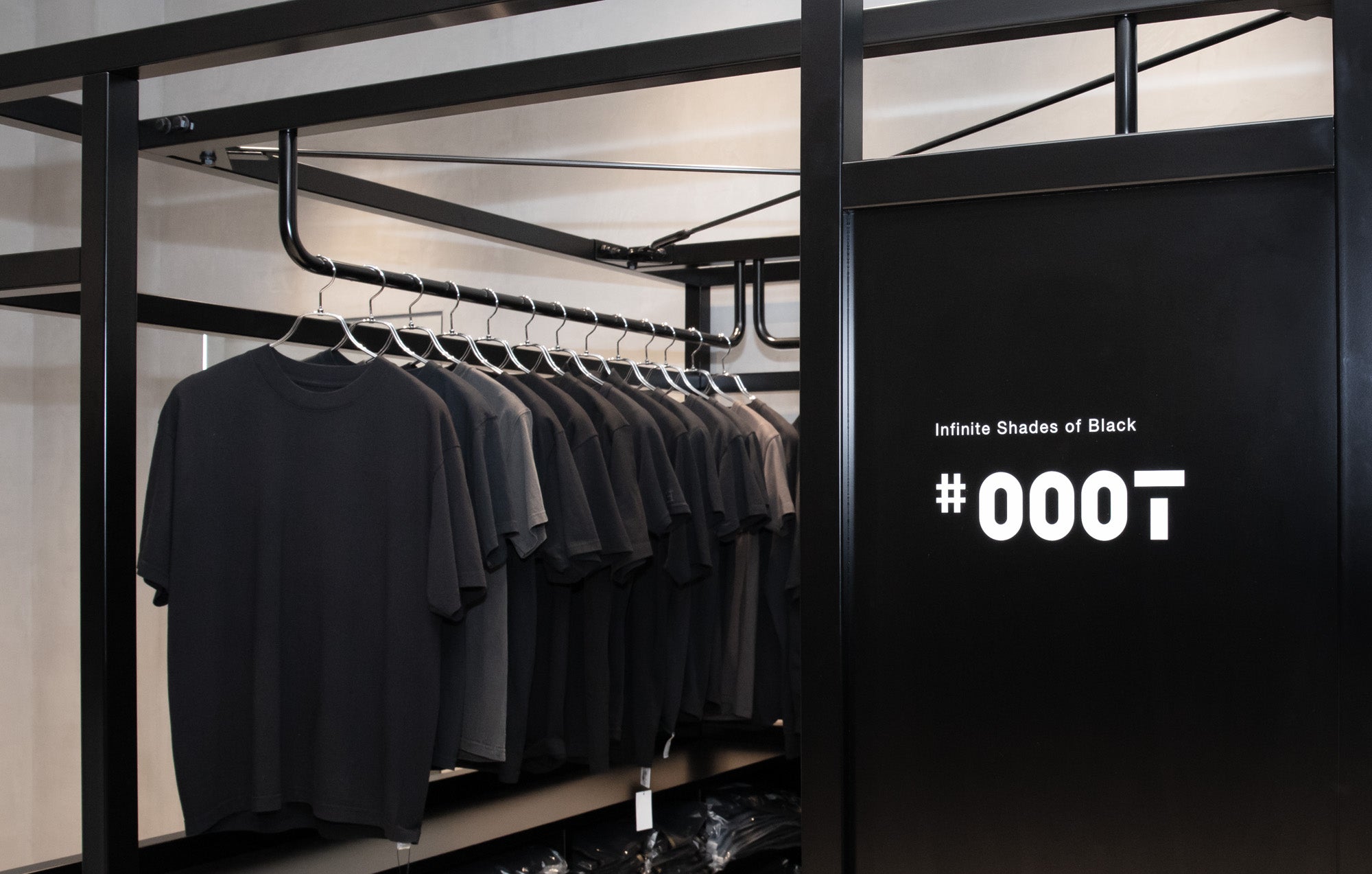 黒T専門店「#000T」からオリジナルロンTが登場 - Macqlo MIYASHITA